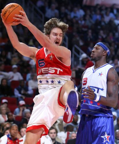 Pau Gasol frente a Ben Wallace durante el partido de las estrellas del All Star de 2006