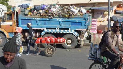 Un camión con basura del mercado de Saint Louis.