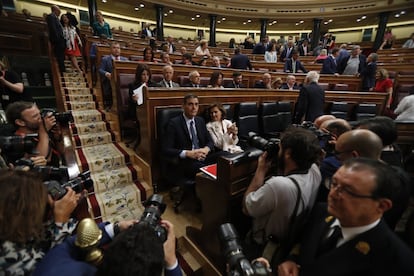 Pedro Sánchez es fotografiado por los medios gráficos a su llegada al Congreso de los Diputados durante la segunda jornada del pleno de investidura.