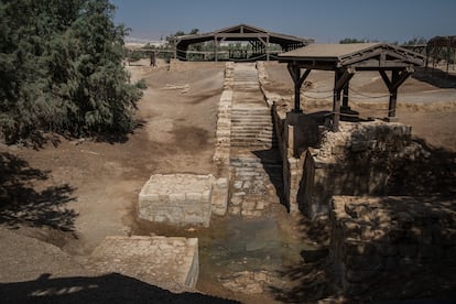 La sequía ha llegado al río Jordán, un emplazamiento histórico donde, según los encargados del lugar y las autoridades jordanas, Jesús de Nazaret fue bautizado. El sitio del bautismo de Jesucristo, también conocido como Al-Maghtas (“inmersión” en árabe), se encuentra en un enclave en la frontera entre Jordania y Cisjordania, de enorme peso político, religioso y geo-estratégico. En 2015, se convirtió en Patrimonio de la Humanidad de la Unesco. En la imagen, Al-Maghtas, en la localidad de Juwafat al-Kafrayn, el 26 de agosto de 2022.