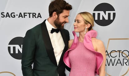 Emily Blunt y John Krasinski. Es una de las parejas que más ha enamorado a Hollywood recientemente, sobre todo después de haber trabajado juntos en ‘Un lugar tranquilo’, película que ambos protagonizaron y que Krasinski también dirigió. Su relación comenzó como un flechazo a primera vista, hace 11 años, gracias a un amigo común comiendo pizza en el apartamento de John. “Yo estaba tan nervioso...”, reconoció el actor a Ellen DeGeneres. “Supe que él era el que buscaba”, añadió Blunt en otra ocasión. La boda en 2010 también fue de cuento de hadas, en la mansión de George Clooney en el lago Como, en Italia. Tienen dos hijas, Hazel y Violet, de cinco y tres años.