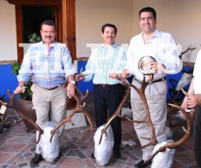 De izquierda a derecha, los constructores Francisco Colado, Julián Jiménez (Grupo Dico) y David Marjaliza, en la finca El Descanso durante una entrega de premios de una montería.