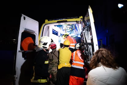 Los servicios de emergencias trabajan en una ambulancia durante la dana, este martes en Letur, Albacete.