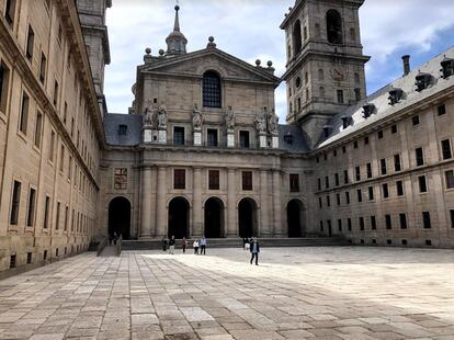 Patrimonio Nacional concluyó este miércoles su plan de reapertura de reales sitios tras el confinamiento. Esto se tradujo en la reapertura al público del Palacio Real de Madrid, el Palacio Real de El Pardo, el Palacio Real de Aranjuez, el Palacio Real de La Granja de San Ildefonso y jardines, el Palacio Real de Riofrío y el monasterio de San Lorenzo de El Escorial. Lo han hecho, según ha informado Patrimonio Nacional, bajo fuertes medidas de seguridad e higiene que han incluido poner a disposición de los visitantes gel de manos y crear un recorrido unidireccional para evitar la formación de aglomeraciones.