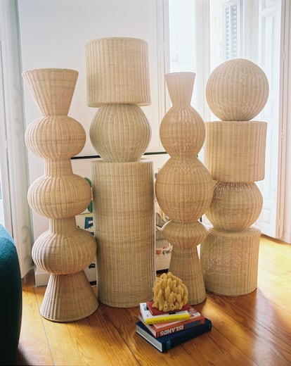 Lámparas de mimbre a modo de tótems de Heaps & Woods. Cuando están apagadas funcionan como una escultura.