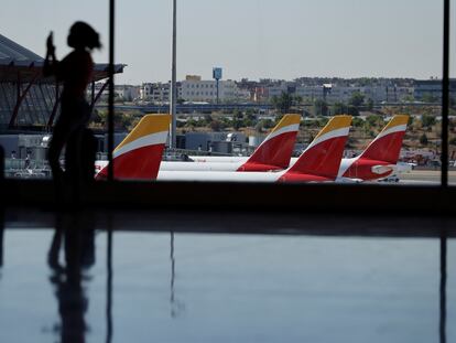 MADRID, 05/08/2021.- Los tres grandes grupos de aerolíneas europeos perdieron en el primer semestre del año 6.823 millones de euros, un 42,2 % menos que los 11.800 millones que se habían dejado en el mismo periodo del año anterior, porque el tráfico aéreo empieza a remontar aunque queda todavía lejos de sus niveles habituales, los previos a la pandemia. En la imagen, aviones de Iberia en el aeropuerto de Madrid-Barajas. EFE/Emilio Naranjo
