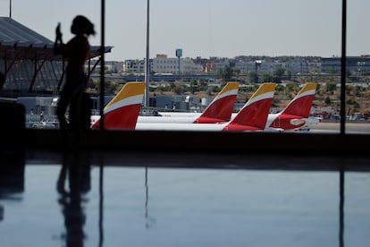 MADRID, 05/08/2021.- Los tres grandes grupos de aerolíneas europeos perdieron en el primer semestre del año 6.823 millones de euros, un 42,2 % menos que los 11.800 millones que se habían dejado en el mismo periodo del año anterior, porque el tráfico aéreo empieza a remontar aunque queda todavía lejos de sus niveles habituales, los previos a la pandemia. En la imagen, aviones de Iberia en el aeropuerto de Madrid-Barajas. EFE/Emilio Naranjo
