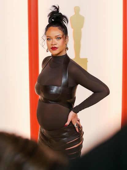 Un año después, en marzo de 2023, Rihanna acudió a la ceremonia de los Oscar, en su edición número 95. Estaba nominada en la categoría de Mejor canción original con el tema 'Lift me up', parte de la banda sonora de 'Black Panther: Wakanda Forever'. Para la ocasión apostó por un diseño que recordaba al de la Super Bowl por su corpiño sobre un ceñido cuerpo. Se trataba de un vestido de Alaïa, con falda de piel.