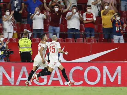 Erik Lamela (i) celebra su segundo gol en la primera jornada de Liga en el Ramón Sánchez Pizjuan, frente a los hinchas sevillistas que volvieron tras más de un año en el estadio.