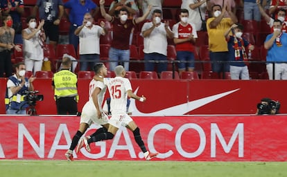 Erik Lamela (i) celebra su segundo gol en la primera jornada de Liga en el Ramón Sánchez Pizjuan, frente a los hinchas sevillistas que volvieron tras más de un año en el estadio.