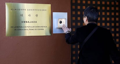 Un hombre llama a la embajada coreana en Madrid.