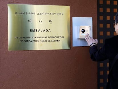 Un hombre llama a la embajada coreana en Madrid.