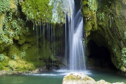 Seis kilómetros de recorrido, 250 metros de desnivel, dificultad baja. Y un paisaje mágico sombreado por las hayas y dominado por pozas de aguas turquesa, rápidos y cascadas por las que el joven Urederra (agua hermosa, en euskera) brinca en su curso alto. Es lo que ofrece la ruta senderista entre la localidad navarra de Baquedano y el manantial donde brota el río, en un cortado rocoso dentro de la reserva natural de la Sierra de Urbasa. Su aforo está limitado (450 personas por día) y en temporada alta también se cobra una tarifa por estacionar el coche en el aparcamiento del pueblo. Más información en <a href=" http://www.nacederourederra.es/" target="_blank">nacederourederra.com</a> y reservas en <a href="https://administracionelectronica.navarra.es/GN.GestionAforos.Web/Reservas/mtoSeleccionFechas.aspx?Enclave=1" target="_blank">administracionelectronica.navarra.es</a>