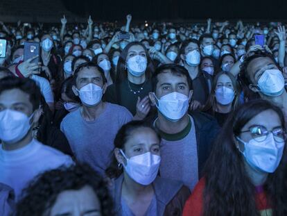 Asistentes al concierto de Love of Lesbian anoche en el Palau St. Jordi, el primero sin distancia social.