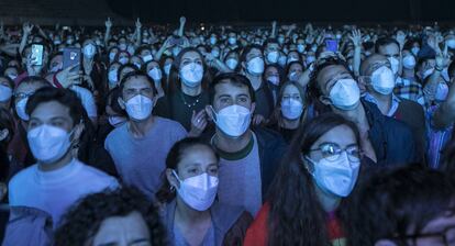 Asistentes al concierto de Love of Lesbian anoche en el Palau St. Jordi, el primero sin distancia social.