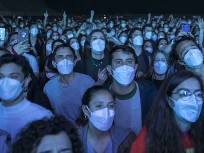 Asistentes al concierto de Love of Lesbian anoche en el Palau St. Jordi, el primero sin distancia social.