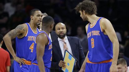 Fisher, habla con varios jugadores de los Knicks.
