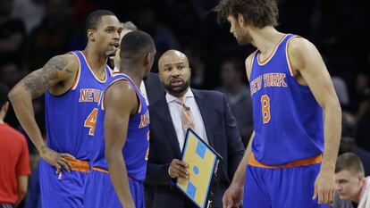 Fisher, habla con varios jugadores de los Knicks.