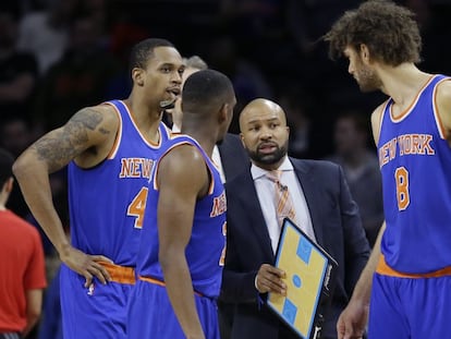 Fisher, habla con varios jugadores de los Knicks.