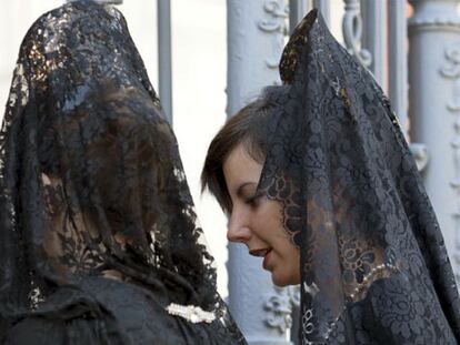 Mujeres con mantilla y peineta, en el Jueves Santo de Sevilla.