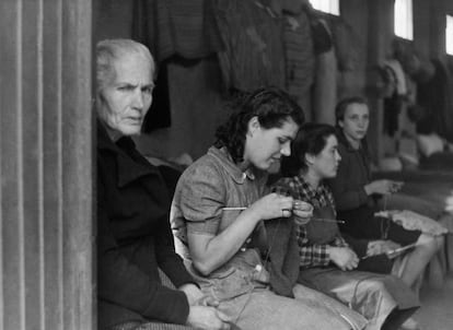 Las internas del campo de Rivesaltes dedicaban su tiempo a coser con el propósito de que ocupara su tiempo y aprovisionarse de ropa. Imagen tomada el 7 de mayo de 1941.