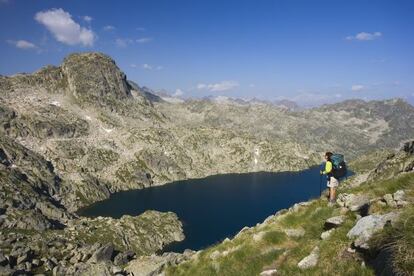 Una senderista en el parque nacional de Aigüestortes y el lago de San Mauricio, en Lleida.