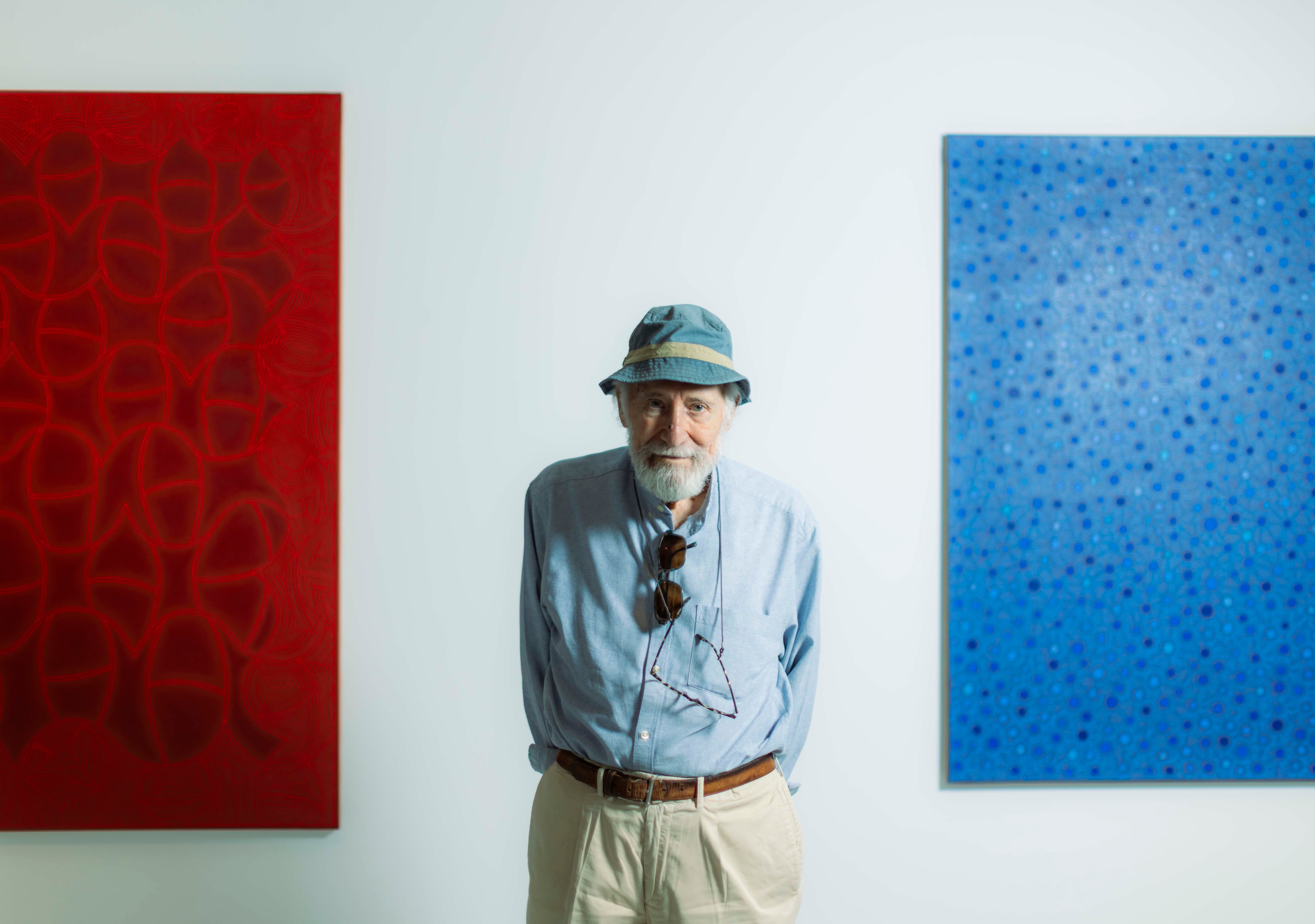 El pintor Alfredo Alcain posa frente a una de sus obras en Madrid.