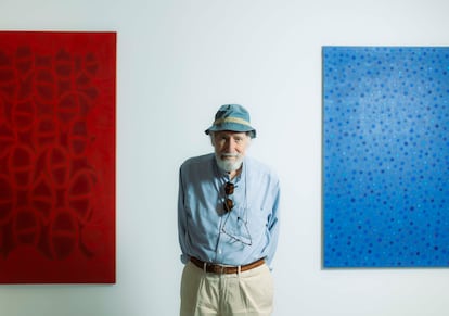 El pintor Alfredo Alcain posa frente a una de sus obras en Madrid.