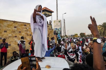 Alaa Salah, la mujer sudanesa que se hizo vital por lideral la protesta contra el presidente Omar al-Bashir, se dirige a los manifestantes durante una protesta frente a la sede militar en la capital, Jartum, el 10 de abril.