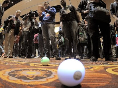 El robot Sphero controlado desde un iPad en el CES Unveiled.