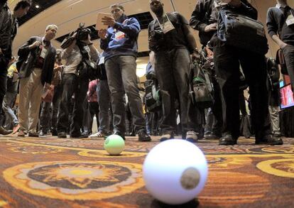 El robot Sphero controlado desde un iPad en el CES Unveiled.