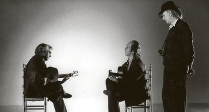 Manolo Sanl&uacute;car (izquierda) y Paco de Luc&iacute;a, ante el cineasta Carlos Saura, durante el rodaje de &#039;Sevillanas&#039;.