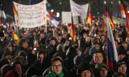 Manifestación del movimiento xenófobo Pegida el lunes en Dresde, Aemania.
