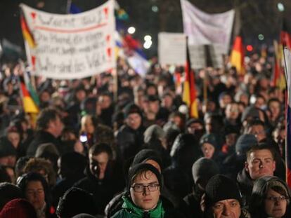 Manifestación del movimiento xenófobo Pegida el lunes en Dresde, Aemania.