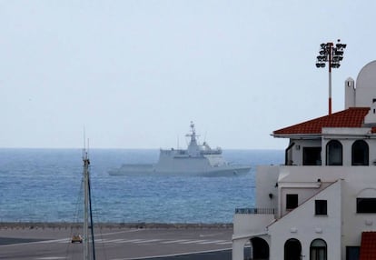 El buque de la Armada española 'Tornado' navega en las proximidades de Gibraltar.