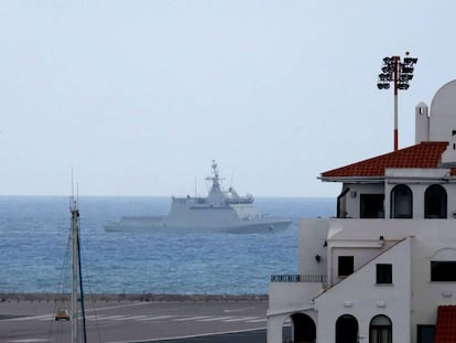 El buque de la Armada española 'Tornado' navega en las proximidades de Gibraltar.