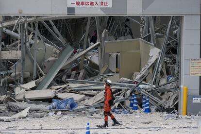 Los muertos en el terremoto de Japón se elevan ya a 18 mientras prosigue la búsqueda de desaparecidos | Internacional | EL PAÍS