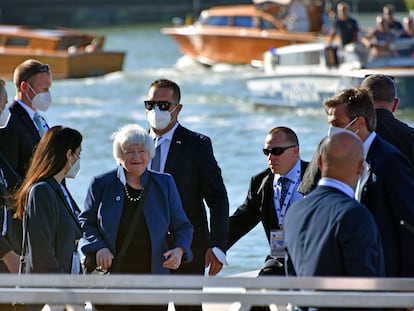 Janet Yellen (en el centro), secretaria del Tesoro de Estados Unidos, a su llegada al encuentro del G-20 en Venecia, este viernes.