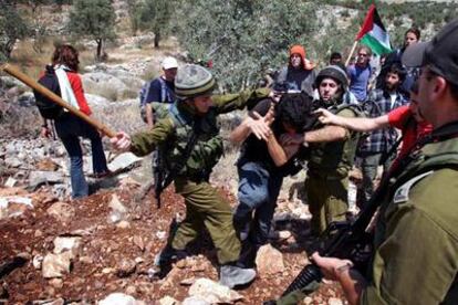 Un soldado de Israel interviene en una protesta palestino-israelí contra el muro en Cisjordania.