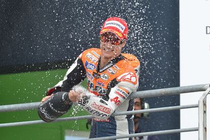 2012. Un combinado habitual en lo alto de los podios del Mundial de MotoGP: Dani Pedrosa y el cava de la victoria.