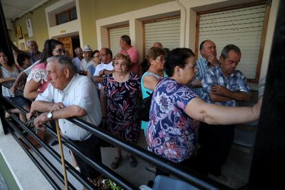 Los vecinos aguardan noticias de la alcaldesa de Molinicos el miércoles a primera hora para saber si pueden volver a sus casas tras el incencio.