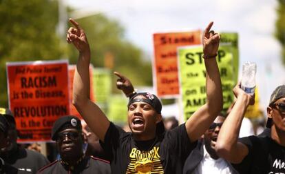 Marcha em Baltimore depois do indiciamento de seis agentes pelo caso Gray.