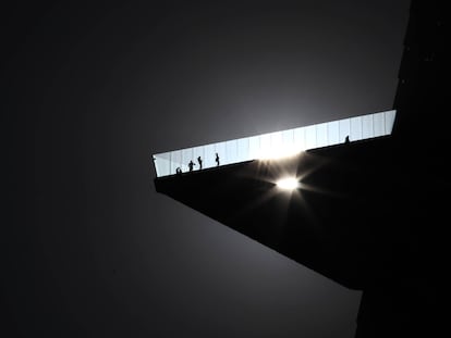 El sol atraviesa el suelo de cristal de The Edge, el nuevo mirador de Manhattan.