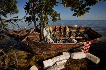 Una balsa utilizada por migrantes cubanos en los manglares de la costa de Tavernier (Florida), en enero de 2023.