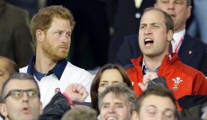 El príncipe Guillermo canta el 'God Save the Queen', junto a su hermano Enrique, en el Mundial de rugby.
