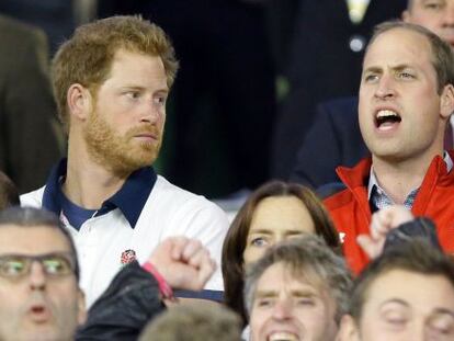 El príncipe Guillermo canta el 'God Save the Queen', junto a su hermano Enrique, en el Mundial de rugby.