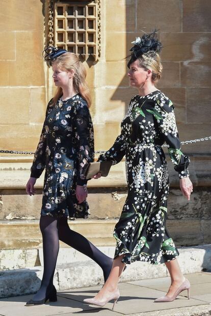 Lady Louise Windsor y su madre Sophie, condesa de Wessex, a su llegada a la capilla del castillo de Windsor.