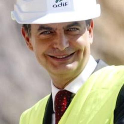 Zapatero, durante una visita a las obras del AVE