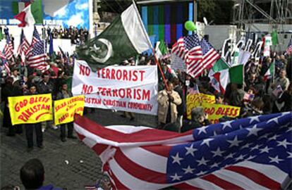 Grupos árabes portan pancartas contra el terrorismo en la manifestación proestadounidense de Roma.