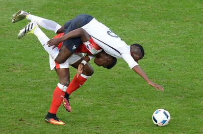 Pogba, en el enésimo duelo con Embolo. 